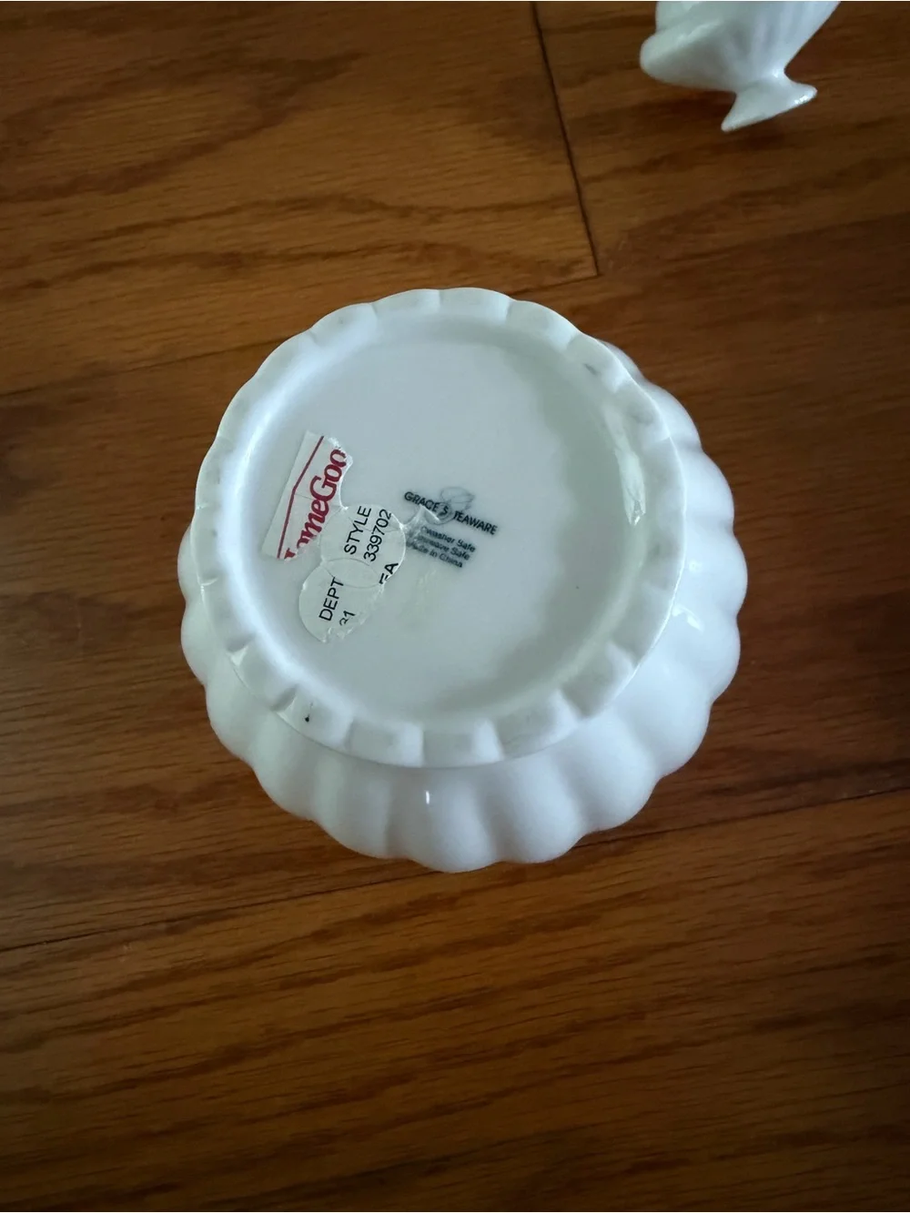 Graces teaware White Ceramic Scalloped Rim Decorative Vase small petal